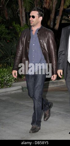 Jon Hamm kommt für Spiel 5 der NBA Playoffs 2011 zwischen der LA Lakers und die New Orleans Hornets im Staples Center Los Angeles, Kalifornien - 26.04.11 Stockfoto