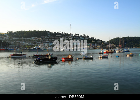 Blick über den Fluss Dart in Richtung Kingswear, mit vielen Booten am Liegeplätze in Dartmouth, Devon, England, UK. Stockfoto