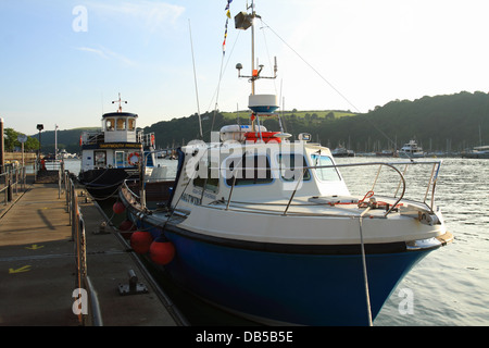 Charter Boot und Personenfähre vertäut am Steg über den Fluss Dart, Dartmouth, Devon, England, UK. Stockfoto