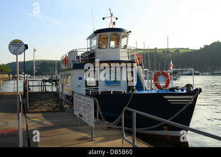 Dartmouth Kingswear Passagier Fähre an der Fähre terminal Steg, auf dem Fluss Dart, Dartmouth, Devon, England, UK. Stockfoto