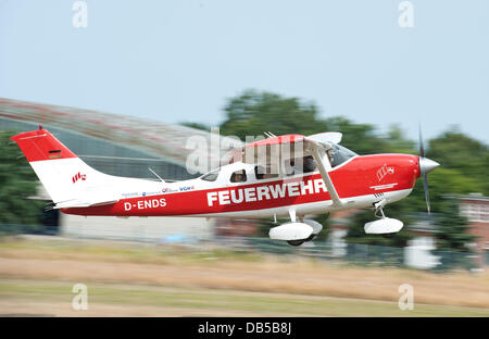 Eine Cessna 206 zieht für eine Überwachung Flug auf dem Flugplatz in Lüneburg, 24. Juli 2013. Auf Nachfrage des Polizeipräsidiums von Lüneburg ist dem Flugdienst der Feuerwehr Verband Niedersachsen in Betrieb zum ersten Mal im Jahr 2013. Foto: Philipp Schulze Stockfoto
