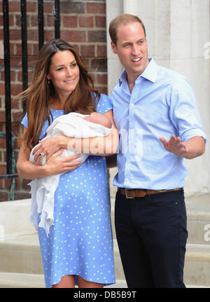 Baby Cambridge schließlich gesehen von der Welt am 23. Juli nach seiner Geburt gestern am Flügel Lindon, Str. Marys Hospital, London. Duke of Cambridge, Prinz William und Catherine, Herzogin von Cambridge, Abfahrt The Lindo Wing mit ihrem neugeborenen Sohn an Str. Marys Krankenhaus am 23. Juli 2013 in London, England. Die Herzogin von Cambridge (Kate) gestern gebar einen jungen am 16.24 BST und einem Gewicht von 8lb 6oz, mit Prinz William an ihrer Seite. Stockfoto