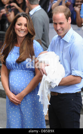 Baby Cambridge schließlich gesehen von der Welt am 23. Juli nach seiner Geburt gestern am Flügel Lindon, Str. Marys Hospital, London. Duke of Cambridge, Prinz William und Catherine, Herzogin von Cambridge, Abfahrt The Lindo Wing mit ihrem neugeborenen Sohn an Str. Marys Krankenhaus am 23. Juli 2013 in London, England. Die Herzogin von Cambridge (Kate) gestern gebar einen jungen am 16.24 BST und einem Gewicht von 8lb 6oz, mit Prinz William an ihrer Seite. Stockfoto