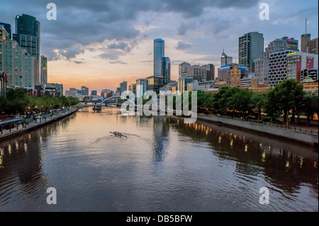 Ruderer trainieren Sie im Sonnenuntergang auf Melbournes Yarra River. Australien. Stockfoto