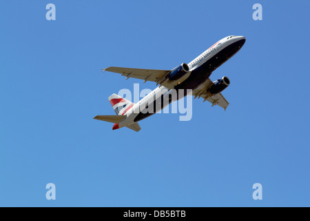 G-EUYG British Airways Airbus A320-232 startet vom Flughafen Kopenhagen Kastrup, Kopenhagen, Dänemark, ein Sommernachmittag. Stockfoto