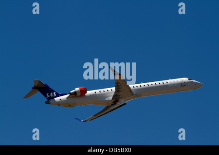 OY - KFB SAS Scandinavian CanadAir Bombardier CL -600-2 D24 Regional Jet CRJ-900er-15211 hebt ab CPH Flughafen Kastrup, Kopenhagen Stockfoto