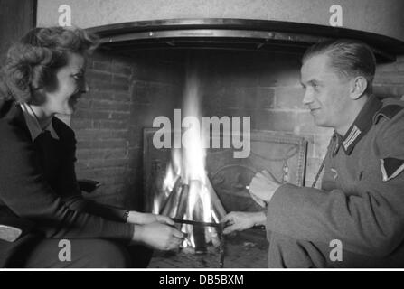 Veranstaltungen, 2. Weltkrieg, Deutschland, Wehrmachtsangehörige mit einer Frau vor einem Kamin, um 1941, zusätzliche-Rechte-Clearences-nicht vorhanden Stockfoto