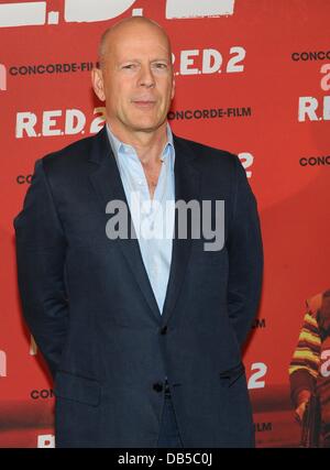 München, Deutschland. 24. Juli 2013. US-Schauspieler Bruce Willis posiert für die Kamera bei einem Fototermin für seinen neuen Film "R.E.D.2" im Hotel Manadrin Oriental in München, Deutschland, 24. Juli 2013. Der Film ist in den deutschen Kinos am 12. September 2013 vorgestellt. Foto: Ursula Düren/Dpa/Alamy Live News Stockfoto