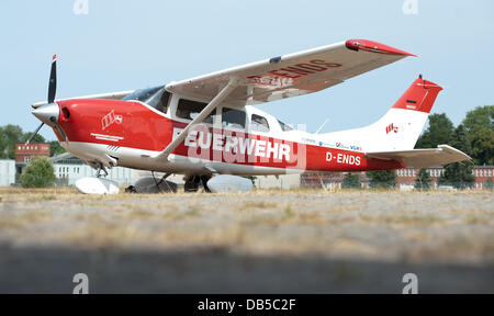 Eine Cessna 206 zieht für eine Überwachung Flug auf dem Flugplatz in Lüneburg, 24. Juli 2013. Auf Nachfrage des Polizeipräsidiums von Lüneburg ist dem Flugdienst der Feuerwehr Verband Niedersachsen in Betrieb zum ersten Mal im Jahr 2013. Foto: Philipp Schulze Stockfoto