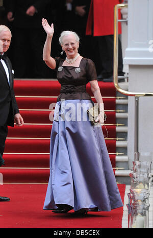 II-Königin Margrethe von Dänemark Royal Wedding - Dinner vor der Hochzeit statt im Mandarin Oriental Hyde Park - Ankünfte. London, England - 28.04.11 Stockfoto