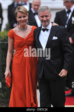 Prinzessin Mathilde (L) und Prinz Philippe (R) von Belgien Royal Wedding - Dinner vor der Hochzeit statt im Mandarin Oriental Hyde Park - Ankünfte. London, England - 28.04.11 Stockfoto