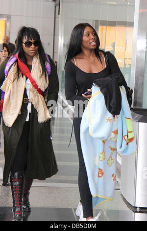 Serena Williams und Venus Williams lässig gekleidet wie am Reagan Washington National Airport eintreffen. Die Williams-Schwestern werden hosting eine Tennis-Klinik für Kinder und besuchen den "10. Jahrestag des Südosten Tennis and Learning Center" Gala Stockfoto