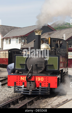 Stadt Porthmadog, Wales.  Malerische Aussicht auf Lyd Dampf Lok E 190 immer bereit, Porthmadog Hafen Station verlassen. Stockfoto