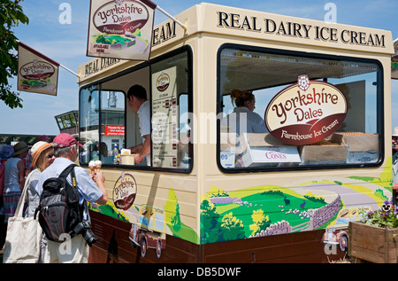 Menschen Besucher kaufen Eis an van im Sommer an The Great Yorkshire Show Harrogate North Yorkshire England Vereinigte Staaten Großbritannien GB Großbritannien Stockfoto