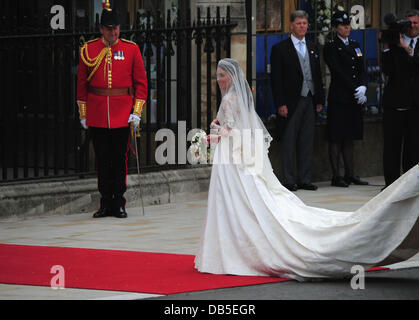 Catherine, Herzogin von Cambridge aka Kate Middleton Ankunft mit ihrem Vater Michael Middleton die Hochzeit von Prinz William und Catherine, Herzogin von Cambridge aka Kate Middleton - Westminster Abbey London, England - 29.04.11 Stockfoto