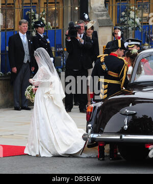 Catherine, Herzogin von Cambridge aka Kate Middleton Ankunft mit ihrem Vater Michael Middleton die Hochzeit von Prinz William und Catherine, Herzogin von Cambridge aka Kate Middleton - Westminster Abbey London, England - 29.04.11 Stockfoto