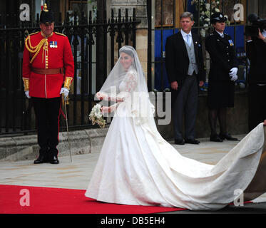 Catherine, Herzogin von Cambridge aka Kate Middleton Ankunft mit ihrem Vater Michael Middleton die Hochzeit von Prinz William und Catherine, Herzogin von Cambridge aka Kate Middleton - Westminster Abbey London, England - 29.04.11 Stockfoto