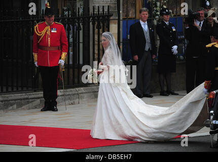Catherine, Herzogin von Cambridge aka Kate Middleton Ankunft mit ihrem Vater Michael Middleton die Hochzeit von Prinz William und Catherine, Herzogin von Cambridge aka Kate Middleton - Westminster Abbey London, England - 29.04.11 Stockfoto