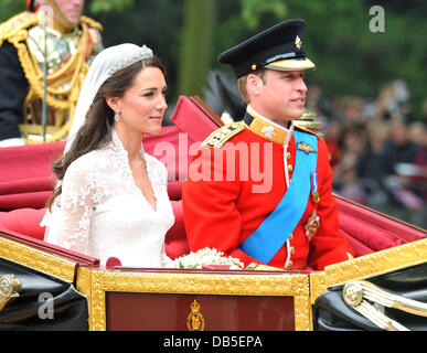 Catherine Middleton, Herzogin von Cambridge, mit Prinz William, Herzog von Cambridge, verlassen das Kloster in einer Pferdekutsche die Hochzeit von Prinz William und Catherine Middleton - The Mall Abflüge London, England - 29.04.11 Stockfoto