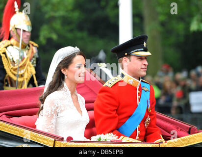 Catherine Middleton, Herzogin von Cambridge, mit Prinz William, Herzog von Cambridge, verlassen das Kloster in einer Pferdekutsche die Hochzeit von Prinz William und Catherine Middleton - The Mall Abflüge London, England - 29.04.11 Stockfoto