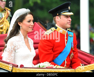 Catherine Middleton, Herzogin von Cambridge, mit Prinz William, Herzog von Cambridge, verlassen das Kloster in einer Pferdekutsche die Hochzeit von Prinz William und Catherine Middleton - The Mall Abflüge London, England - 29.04.11 Stockfoto