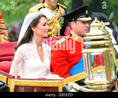 Catherine Middleton, Herzogin von Cambridge, mit Prinz William, Herzog von Cambridge, verlassen das Kloster in einer Pferdekutsche die Hochzeit von Prinz William und Catherine Middleton - The Mall Abflüge London, England - 29.04.11 Stockfoto