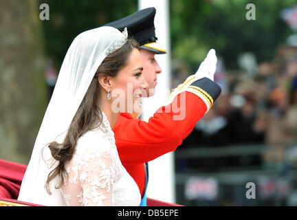Catherine Middleton, Herzogin von Cambridge, mit Prinz William, Herzog von Cambridge, verlassen das Kloster in einer Pferdekutsche die Hochzeit von Prinz William und Catherine Middleton - The Mall Abflüge London, England - 29.04.11 Stockfoto