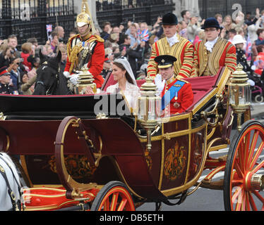 Catherine Middleton, Herzogin von Cambridge und Prinz William, Herzog von Cambridge die Hochzeit von Prinz William und Catherine Middleton - Parlament SquareDepartures London, England - 29.04.11 Stockfoto