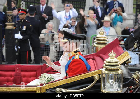 Catherine Middleton, Herzogin von Cambridge und Prinz William, Herzog von Cambridge die Hochzeit von Prinz William und Catherine Middleton - Parlament SquareDepartures London, England - 29.04.11 Stockfoto