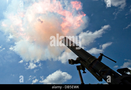 120mm Mörser verlässt das Rohr, ausgelöst durch Soldaten der Stabskompanie 13. Juli 2013 bei Atterbury-Muscatatuck, in der Nähe von Edinburgh, Indiana. Stockfoto