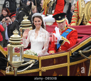 Catherine Middleton, Herzogin von Cambridge und Prinz William, Herzog von Cambridge die Hochzeit von Prinz William und Catherine Middleton - Parlament SquareDepartures London, England - 29.04.11 Stockfoto