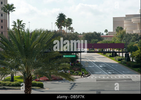 Fußgänger überqueren der Straße, International Drive Straße Zeichen deutlich sichtbar, in der Nähe des Convention Center in Orlando Florida. Stockfoto