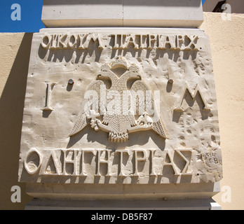 Wappen und griechischen religiöses Symbol, Kreuz, Plakette mit dem Namen auf der Mauer des Klosters in Kreta, Griechenland Stockfoto