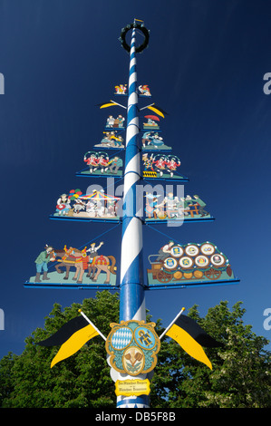 Maibaum in Münchner Viktualienmarkt, Bayern, Deutschland Stockfoto