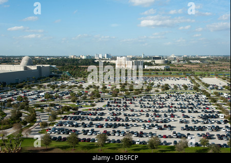 Parkplatz an der Orange County Convention Center, Orlando, Florida. International Drive im Hintergrund. Stockfoto