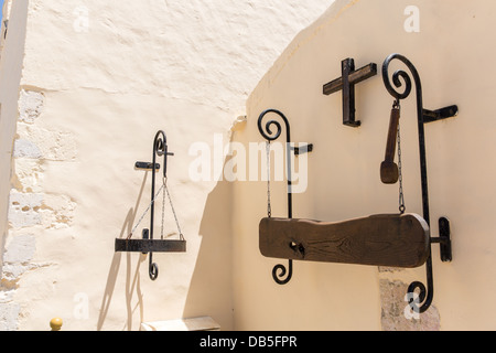 Griechischen religiöses Symbol, Kreuz, Plakette mit dem Namen auf der Mauer des Klosters in Kreta, Griechenland Stockfoto