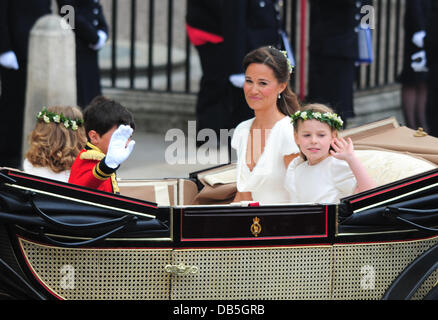 Pippa Middleton, Schwester der Braut, verlässt mit Seite-Boy William Lowther-Pinkerton und Brautjungfer Margarita Armstrong-Jones die Hochzeit von Prinz William und Catherine Middleton - Westminster Abbey London, England - 29.04.11 Stockfoto