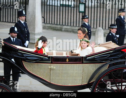 Pippa Middleton, Schwester der Braut, verlässt mit Seite-Boy William Lowther-Pinkerton und Brautjungfer Margarita Armstrong-Jones die Hochzeit von Prinz William und Catherine Middleton - Westminster Abbey London, England - 29.04.11 Stockfoto