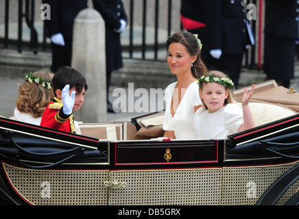 Pippa Middleton, Schwester der Braut, verlässt mit Seite-Boy William Lowther-Pinkerton und Brautjungfer Margarita Armstrong-Jones die Hochzeit von Prinz William und Catherine Middleton - Westminster Abbey London, England - 29.04.11 Stockfoto