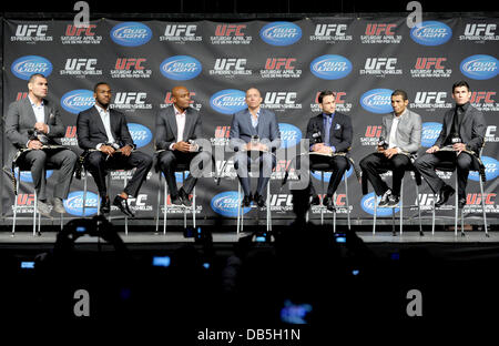 Cain Velasquez, Jon Jones Anderson Silva, Georges St-Pierre, Frankie Edgar, Jose Aldo und Dominick Cruz UFC Super7 Sitzung bei der Ricoh Coliseum Toronto, Kanada - 29.4.11 Stockfoto