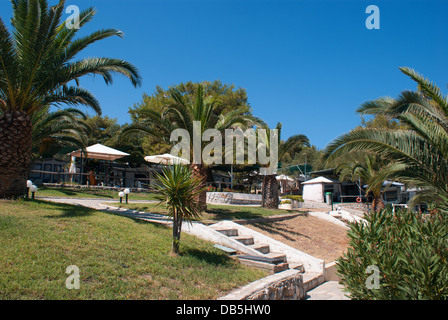 Stein-Weg in Garten während des Tages auf Chalkidiki in Griechenland Stockfoto