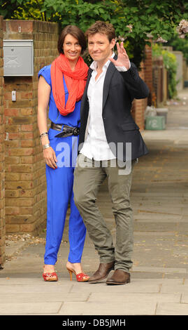 Ben Shepherd und seine Frau Annie Perks Ant McPartlin und Frau Lisa im Rahmen einer königlichen Hochzeit Gartenparty und Grill zu ihrer Heimat London, England - 29.04.11 Stockfoto