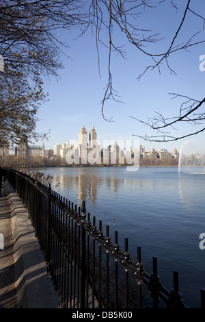 New York City Central Park städtischen Manhattan Skyline mit Wolkenkratzern und Jacqueline Kennedy Onassis Reservoir im Central Park Stockfoto