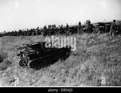 Militär, Italien, Armee, Panzerrennen in Italien, 1936, Tankette Carro Veloce CV-35 (L3/35) in der Startlinie, Zusatzrechte-Abfertigung-nicht verfügbar Stockfoto