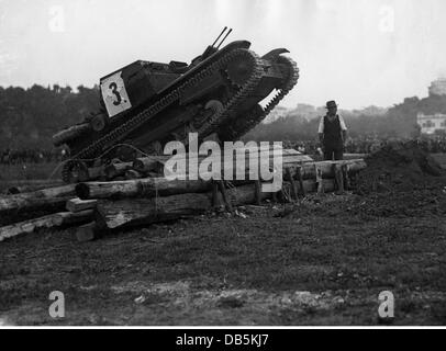 Militär, Italien, Armee, Panzerrennen in Italien, 1936, eine Tankette Carro Veloce CV-35 (L3/35) beim Klettern über ein Hindernis, Zusatzrechte-Freiences-nicht verfügbar Stockfoto