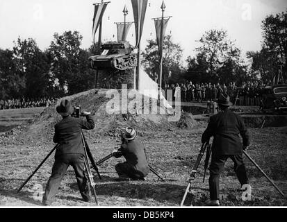 Militär, Italien, Armee, Panzerrennen in Italien, 1936, eine Tankette Carro Veloce CV-35 (L3/35) beim Klettern über ein Hindernis, Zusatzrechte-Freiences-nicht verfügbar Stockfoto