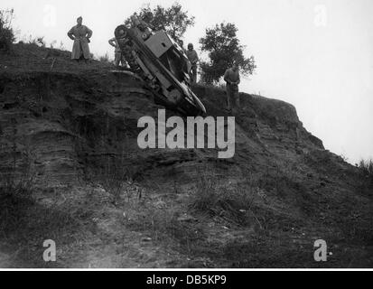 Militär, Italien, Armee, Panzerrennen in Italien, 1936, eine Tankette Carro Veloce CV-35 (L3/35) rollt eine Steigung hinunter, zusätzliche-Rechte-Clearences-nicht verfügbar Stockfoto