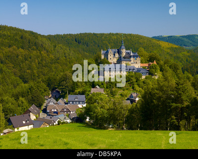 Burg Lauenstein und Nachbarschaft in der Nähe von Ludwigsstadt, Upper Franconia, Bayern, Deutschland Stockfoto