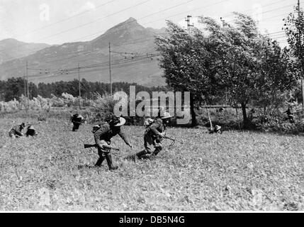 Militär, Italien, Infanterie, Bersaglieri während des Feldtrainings, 1930er Jahre, zusätzliche Rechte-Clearences-nicht verfügbar Stockfoto