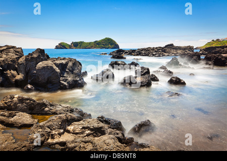 Von der felsigen Küste São Miguel auf der Insel von Vila Franca anzeigen Langzeitbelichtung geschossen. Stockfoto